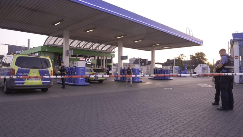 Lupič v Německu sebral policistovi zbraň a zastřelil ho. Město uzavřelo centrum