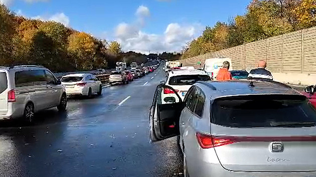 Tragické následky hromadné nehody na D1. V nemocnici zemřelo dítě