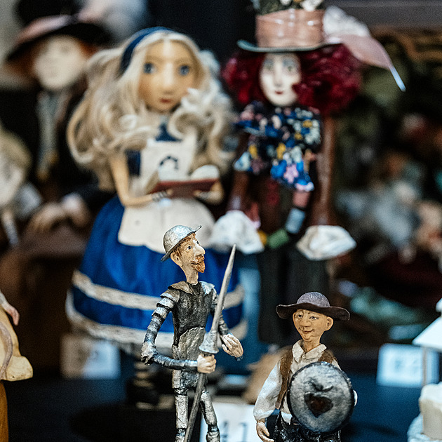 Panenky a medvídci za zrcadlem. Výstava Doll Prague slaví v Lucerně první desetiletí