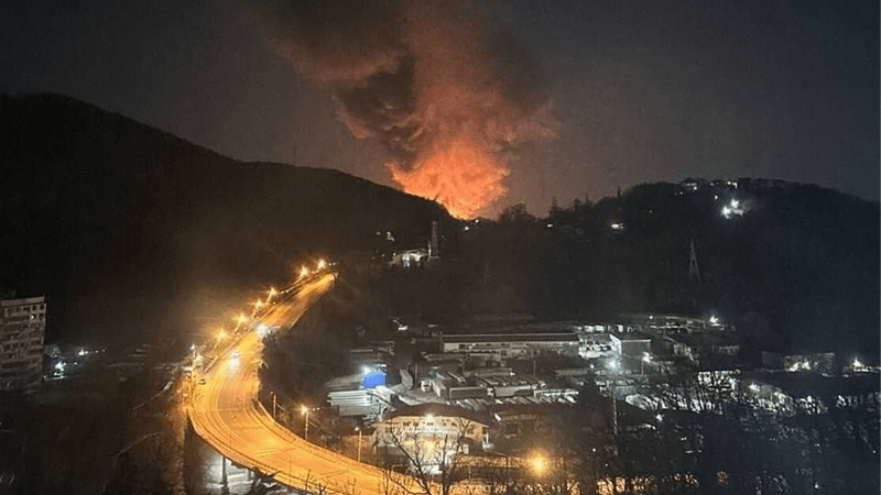 Noc explozí otřásla Ruskem: Drony podpálily klíčový přístav i armádní koridor, zachycují záběry