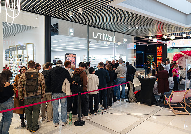 Pět set lidí ve frontě. Ve Varech vzali novou prodejnu Applu útokem