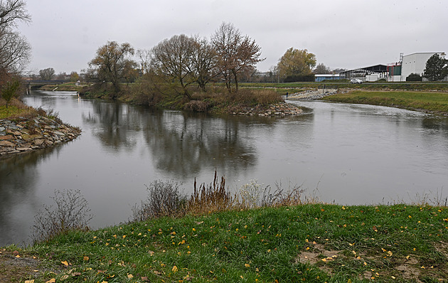 Zabrání až čtyřsetleté vodě. Jih Olomouce chrání nová hráz, ožilo i mrtvé rameno