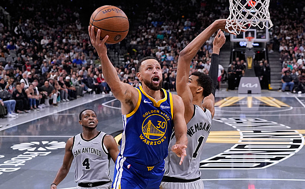 Skvělý Curry dotáhl 49 body Golden State k těsné výhře, zářil i Harden