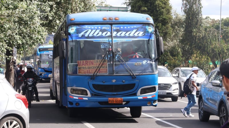 Děsivé záběry: Autobus se v Ekvádoru skutálel z kopce, zahynulo nejméně 12 lidí