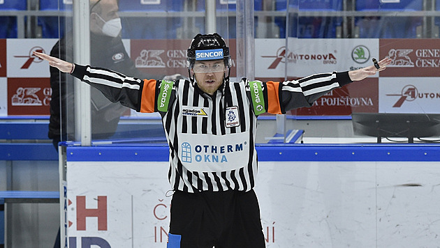 Okamžitě ho pusť, vypadni! Rozhodčí pyká za ostrý výlev, má pozastavenou činnost