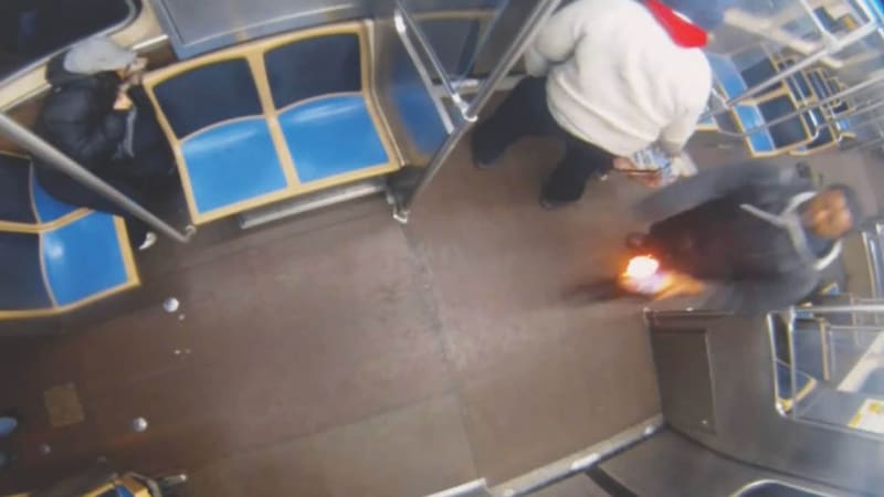 Recidivista zapálil mladou ženu v chicagském metru. Zatčen byl již 72krát, hrozí mu doživotí