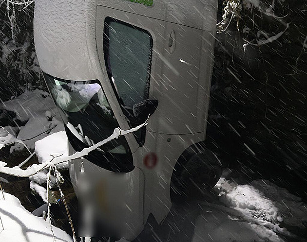 Sedl za volant posilněný alkoholem a havaroval. Další řidiči po smyku skončili ve vodě