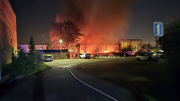 Shořel pneuservis ve Strašnicích, škoda je 80 milionů. V garážích byly i veterány