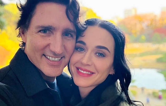 Katy Perry poprvé potvrdila vztah s expremiérem. Hlavně nezačni zpívat o politice, píší jí