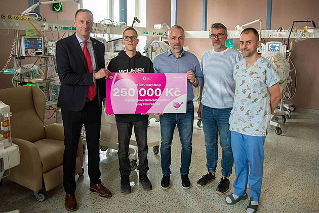 Nemocnice zachránila nedonošené dítě, otec po 20 letech věnoval štědrý dar