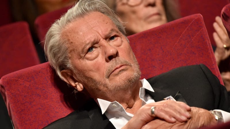 Válka o Delonovo dědictví se vyostřuje: Syn viní sestru z krádeže. Jidáš, reaguje Anouchka