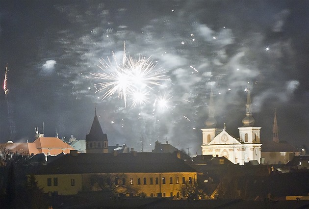 Obce hledají místa pro novoroční ohňostroje. Radši opečme špekáčky, radí lidé