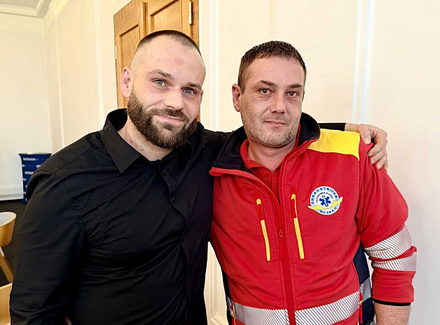 Muži v Ostravě se zastavilo srdce, pomohli mu ocenění záchranáři a strážníci