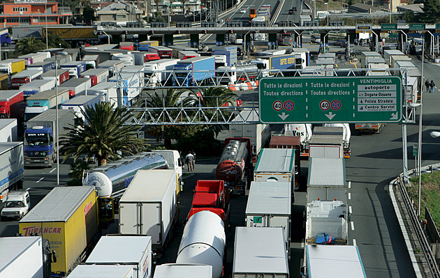 Italská dálniční revoluce. Pokud uvíznete v zácpách, dostanete mýtné zpět