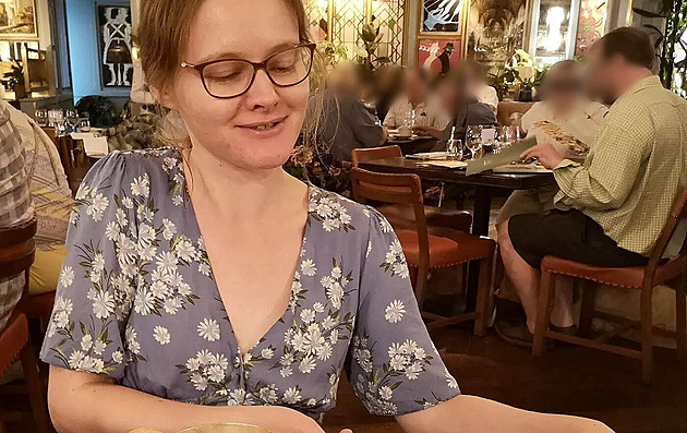 Nesnáší mlaskání a cinkot příborů. Kvůli tomu nemůže ani jíst s rodinou