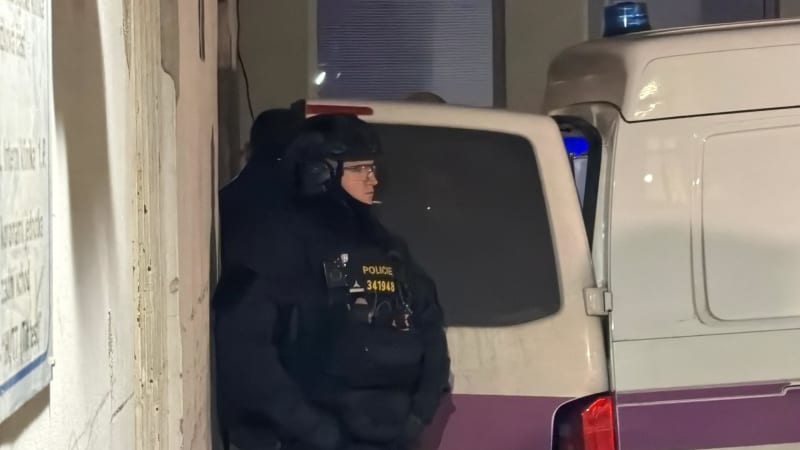 Vémola v bolestech: Po operaci i sténal, ukazují záběry. Na nosítkách míří do vazby