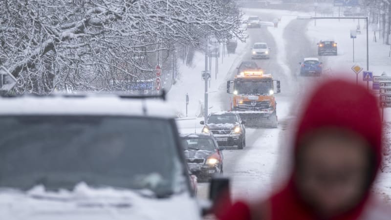 Silné sněhové bouře vymetly Polsko. Počasí paralyzovalo dopravu, zamrzla i letadla