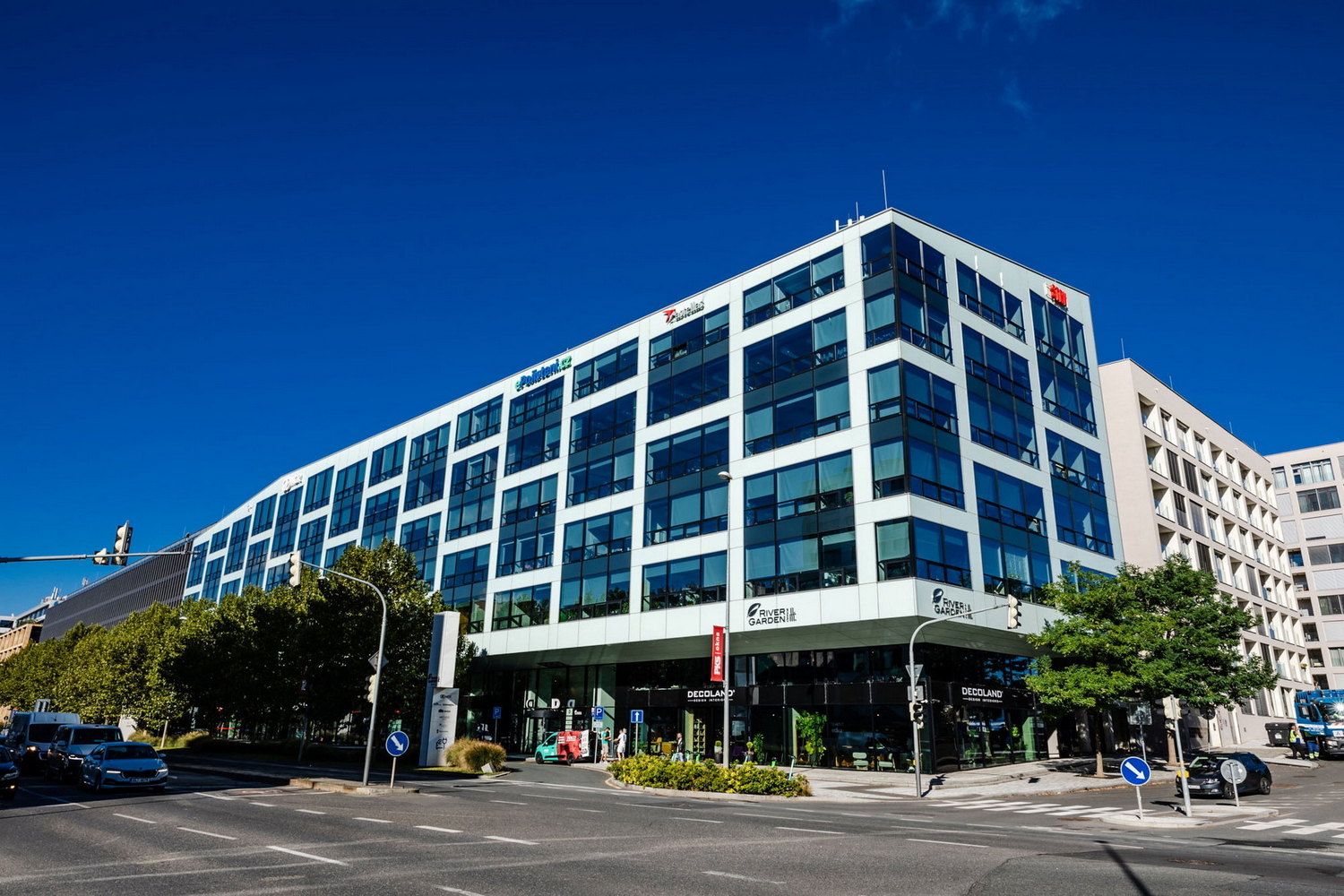 Prodejci automobilů na Rohanském nábřeží: Kterého si vybrat – rohanskenabrezi.cz vám pomůže