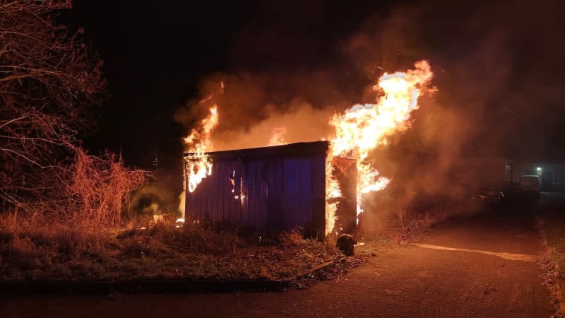 Tragický požár stavební buňky v Ústí nad Labem. V plamenech uhořel muž