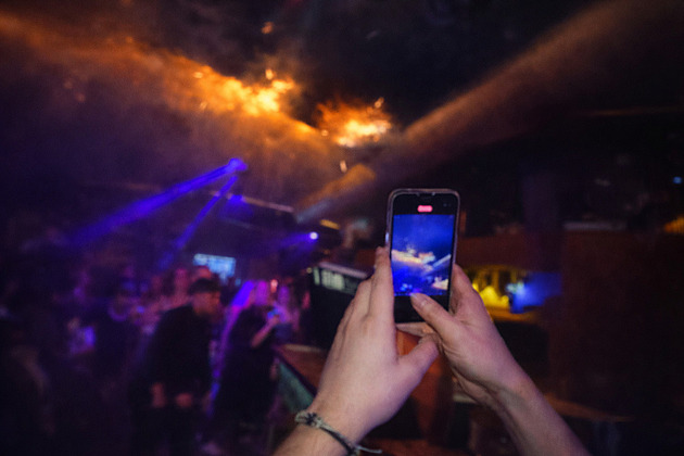 VIDEA TÝDNE: Únik z plamenů, Maduro v poutech a Lukašenko na lopatkách