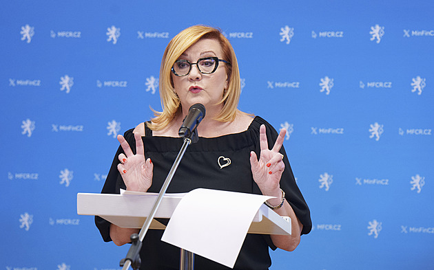 Schodek byl loni 290,7 miliardy, oznámila ministryně financí Schillerová