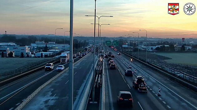 Slepě za náklaďákem i mezi sloupky. Policie ukázala chaos na uzavírce dálnic