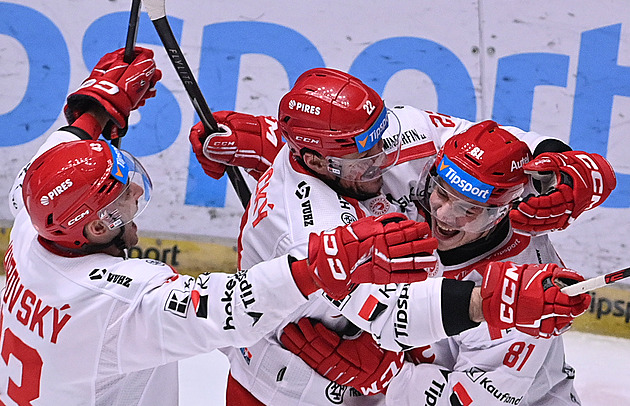 ONLINE: Třinec v dohrávce hostí Vary, Dravecký navyšuje už na rozdíl tří branek