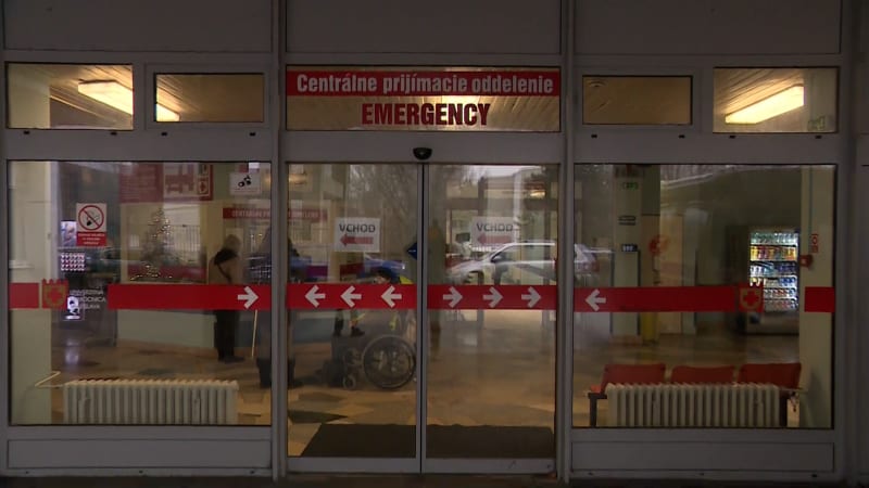 Pacientovi tekla infuze a křičel, že nás pozabíjí. Lékařka popsala útok na bratislavském příjmu