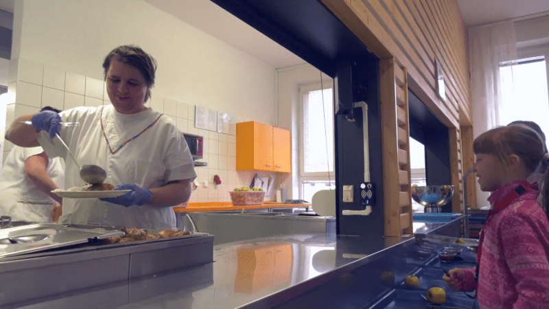 Krize ve školství? Už teď chybí peníze na kuchařky a školníky. Plaga se zaměří na velkou změnu