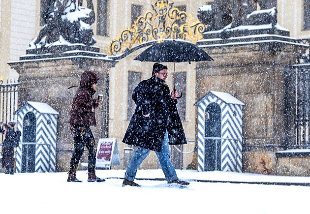 Po nejchladnějším ránu zimy se oteplí. Sněžení nahradí mrznoucí déšť, hrozí ledovka