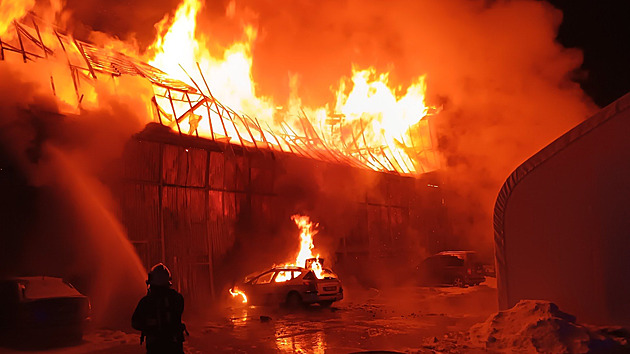 Od požáru auta vzplála skladová hala s papírem, torzo čeká demolice