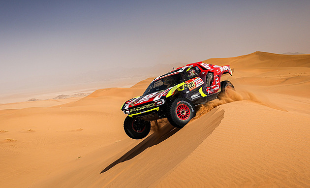 Macík se nešťastně srazil s Lopraisem, udivený Prokop se na Dakaru posunul