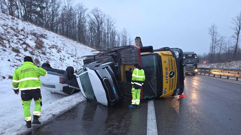 ON-LINE: Česko ochromila ledovka. Hlášeny jsou desítky nehod a zranění. Aktivován byl traumaplán