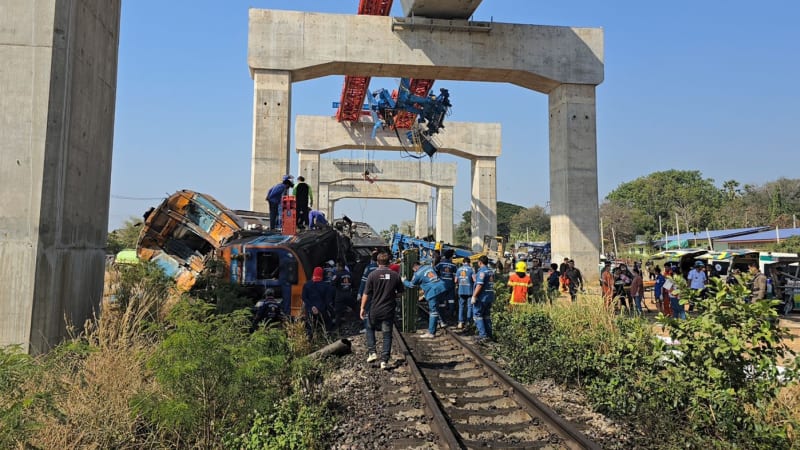 Jeřáb se zřítil na vlak plný cestujících. Neštěstí v Thajsku nepřežilo nejméně 22 lidí