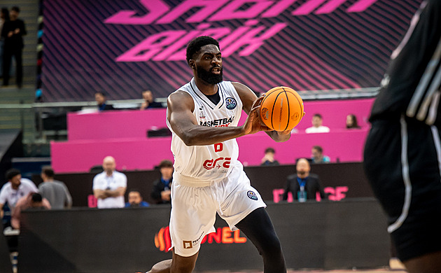 V Česku se ukázal a míří do slavného klubu. Feazell mění Nymburk za AEK Atény