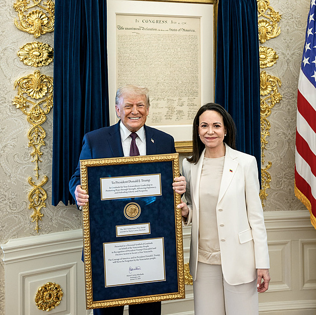 Machadová předala Trumpovi svou medaili spojenou s Nobelovou cenou. Prezident ji vracet nehodlá