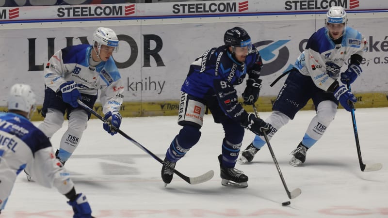 Drama na hokeji ve Vítkovicích: V hledišti zasahují záchranáři, zápas je přerušen