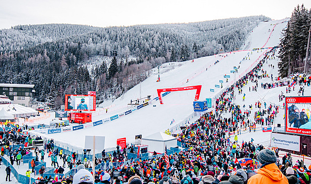 Dvě řady sítí, nekonečné kontroly. A kdo staví branky? Jak se chystá svah ve Špindlu