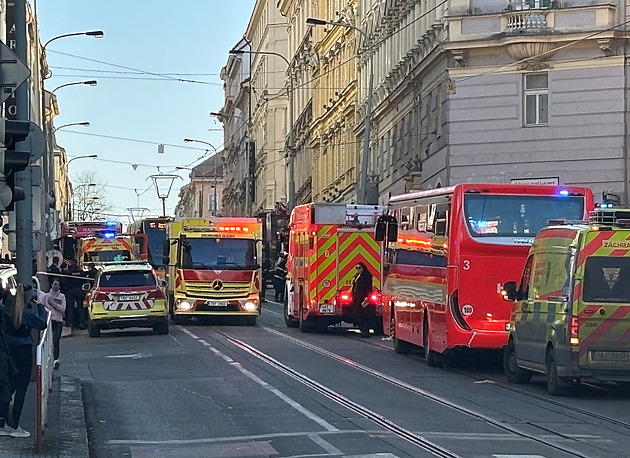 U požáru na Žižkově zasahuje vůz Fénix. Jeden člověk zemřel, dalším dávají kyslík