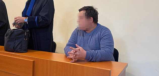 Se žačkami si vyměňoval nahé fotky, další osahával. Soud učiteli opět vyměřil vězení
