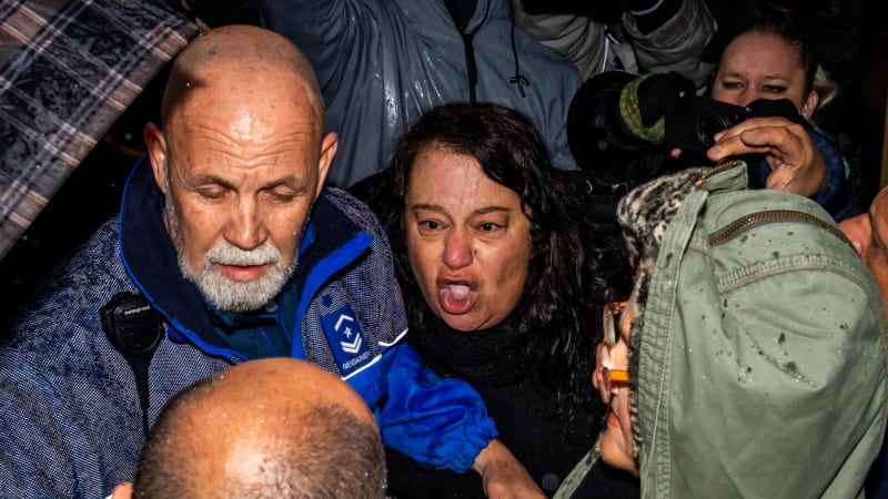 Mrcho, dívej se mi do očí! Pozůstalí křičeli na majitele švýcarského baru, kde uhořelo 41 lidí