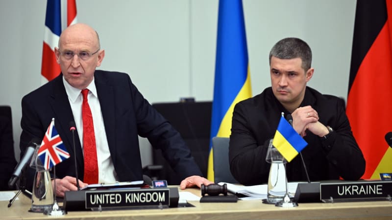 Britský ministr Healey: Chci jako první poslat naše vojáky na Ukrajinu. Bude to signál míru