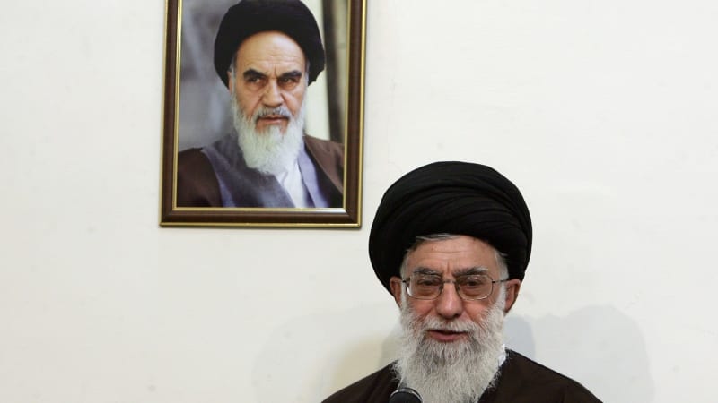 Vraždil vlastní lid a toužil po atomové bombě. Kdo byl Chameneí, který 35 let ovládal Írán?