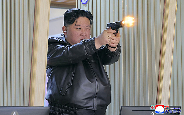 Chladný pohled a pevný stisk. Kim s dcerou na střelnici otestovali novou zbraň