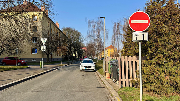 Zmatky v průjezdu jednosměrkou. Prohozené dodatkové tabulky pletly řidiče