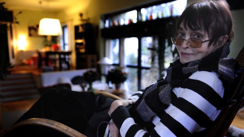 Režisérka Chytilová žila v astronomicky drahé luxusní vile s bazénem. Natáčela tam slavný film