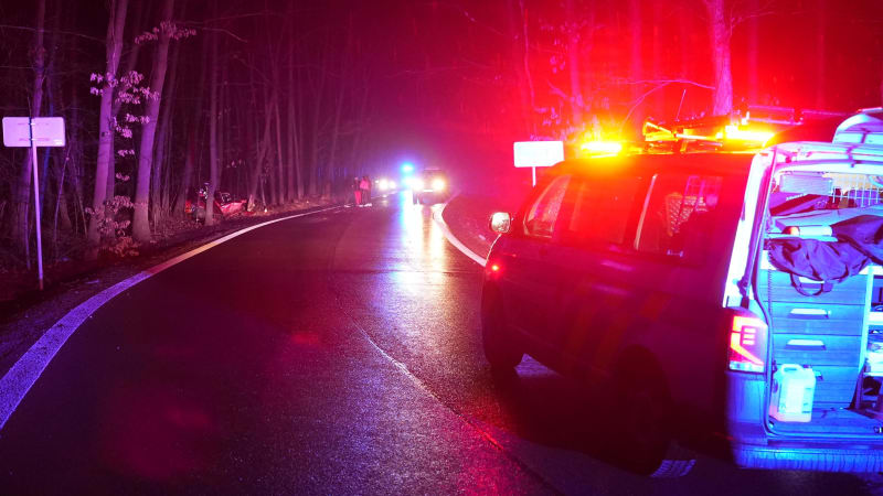 Těžká nehoda u České Lípy: Na místě mrtvý, zranilo se několik lidí. Havarovala i sanitka