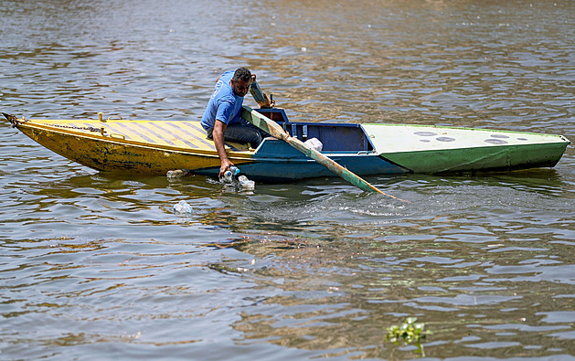 Za peníze z plastů jsem provdal tři dcery, říká rybář z Nilu. Káhirský byznys funguje