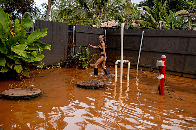 Havaj pod vodou: povodně napáchaly miliardové škody, lidé psali SOS do písku