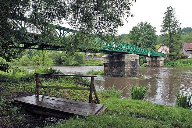 Obec Šemnice zůstává rozdělená, stavební povolení na most znovu neprošlo